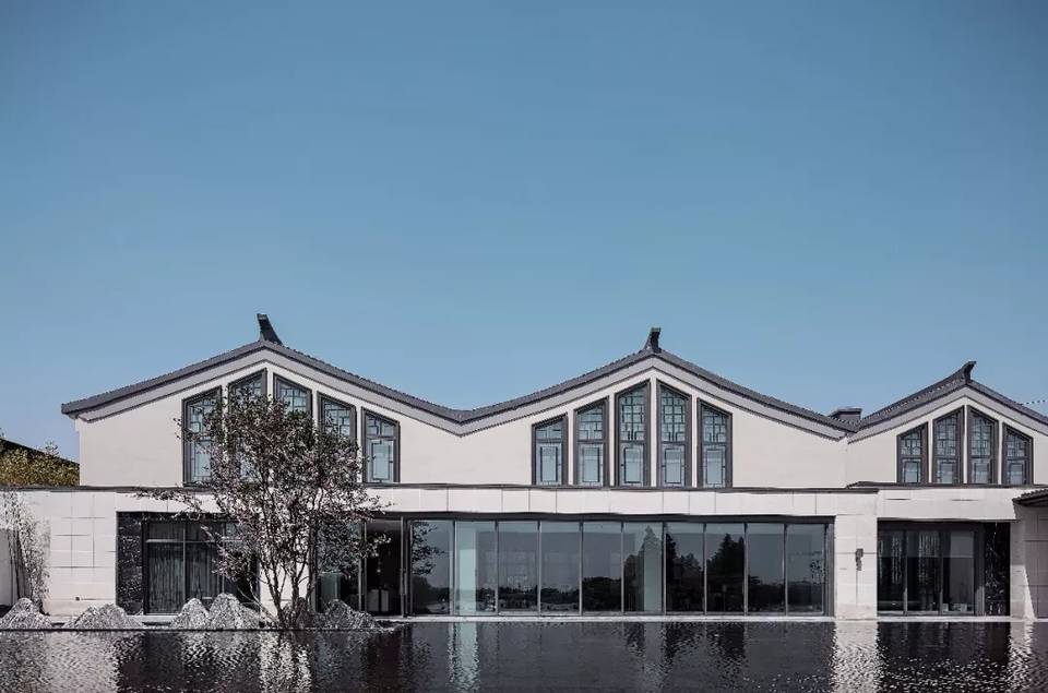 西塘忆,再次酒旗风.花雪斜飞青石板,跫音长送阁楼风,回首雨蒙蒙.